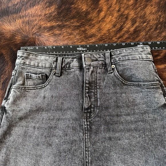 Old Navy Stonewashed Black Mini Skirt! Size 4 , Career, Casual , Office, Classic - Picture 4 of 5